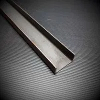 Profili a U in acciaio per utensili e strutture robuste in officina